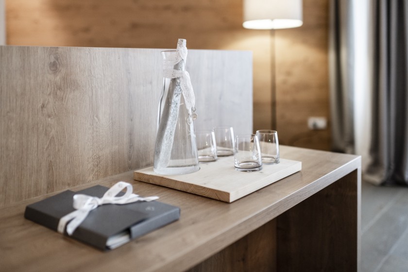 Glasflasche mit Gläser auf einem kleinen Tisch