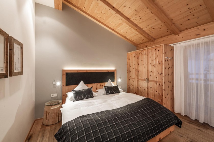 Doppelbett mit Kleiderschrank aus Holz