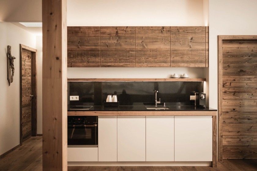 Küche mit Waschbecken, Backrohr und Kochherd