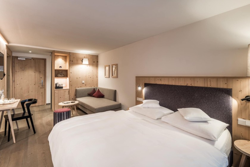 Familienzimmer Amethyst mit Doppelbett, Couch & Schreibtisch