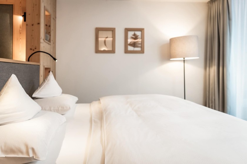 Doppelbett mit Kissen und Bettdecke