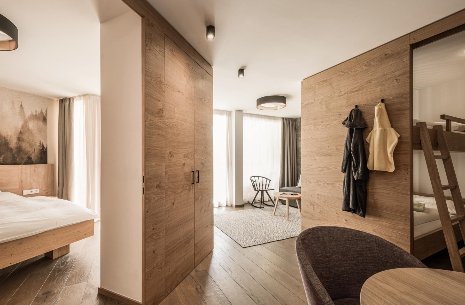 Familienzimmer Larimar Mit Kleiderschrank in der Mitte des Zimmers