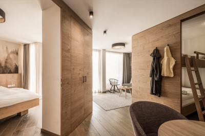 Familienzimmer Larimar Mit Kleiderschrank in der Mitte des Zimmers