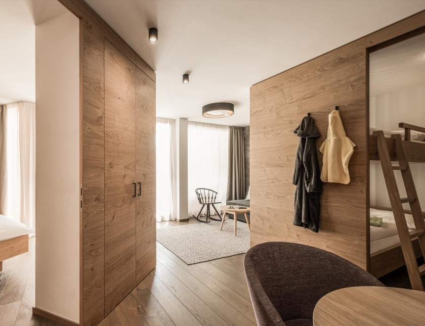 Familienzimmer Larimar Mit Kleiderschrank in der Mitte des Zimmers