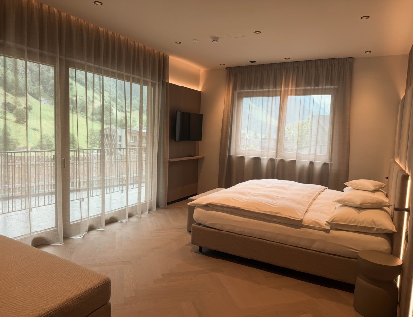Elternschlafzimmer von Familiensuite mit super Aussicht auf die Berge