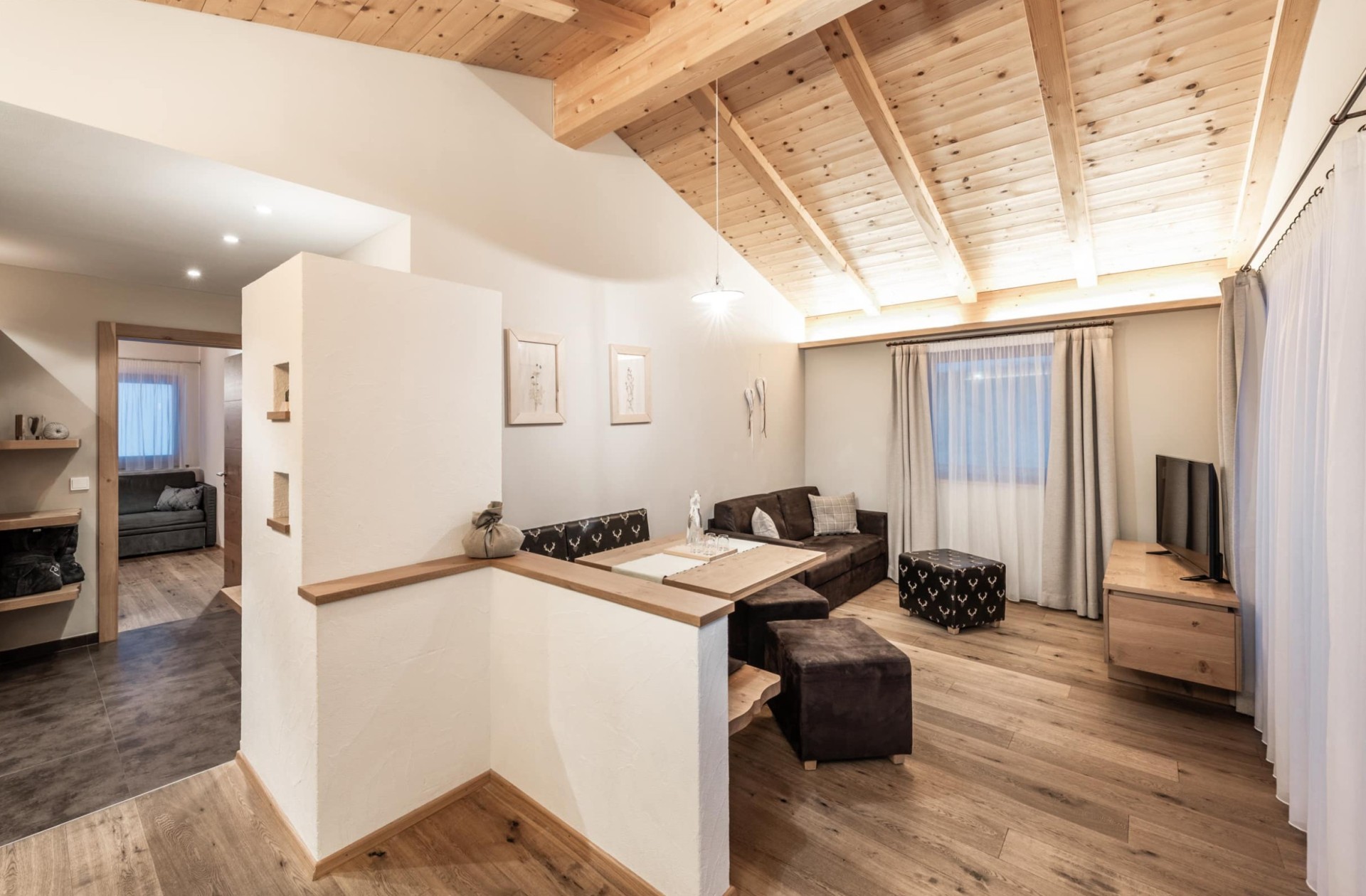 Blick ins Chalet mit Tisch und Sessel