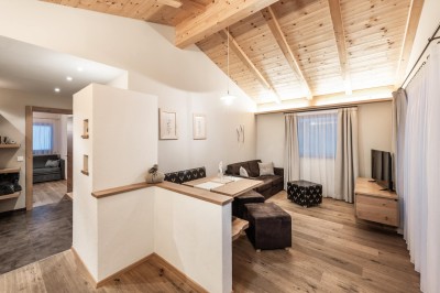 Blick ins Chalet mit Tisch und Sessel