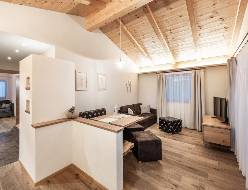 Blick ins Chalet mit Tisch und Sessel