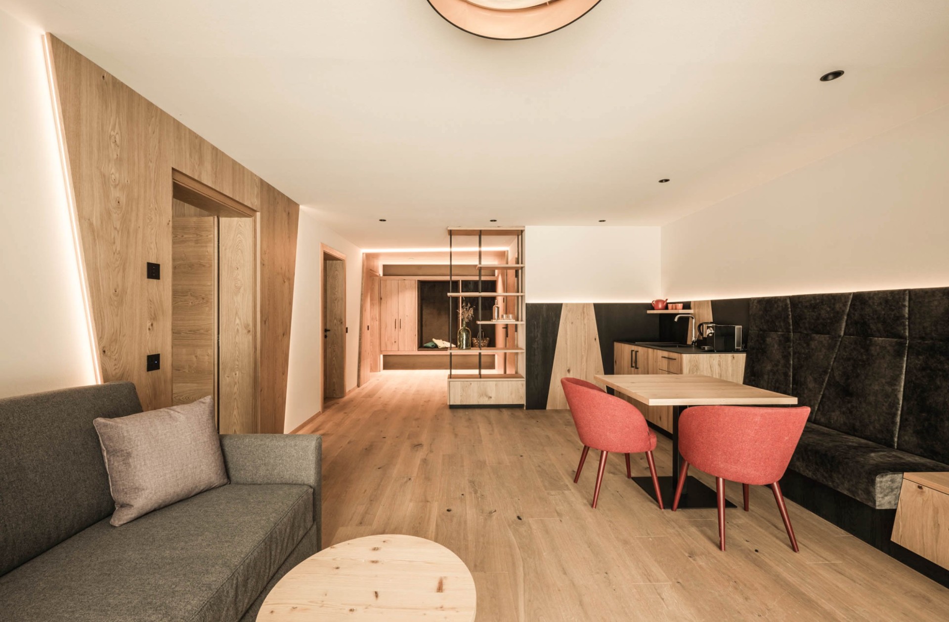 Familiensuite Rosenquarz mit Couch, kleiner Esstisch und großer Wohnbereich