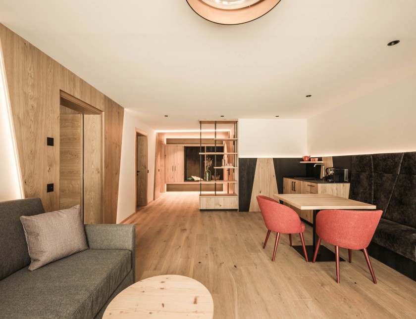 Familiensuite Rosenquarz mit Couch, kleiner Esstisch und großer Wohnbereich