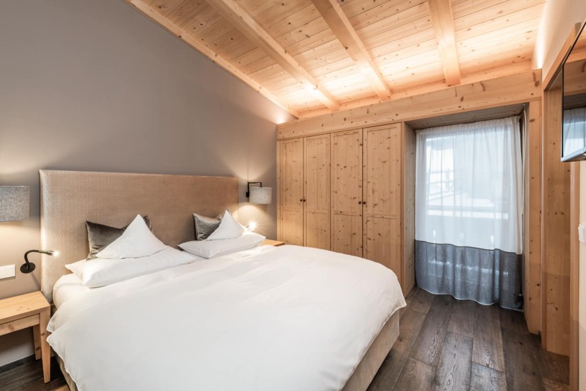 Doppelbett mit Nachttischlampen