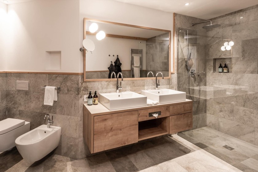 Bedezimmer mit Dusche und Doppelwaschbecken