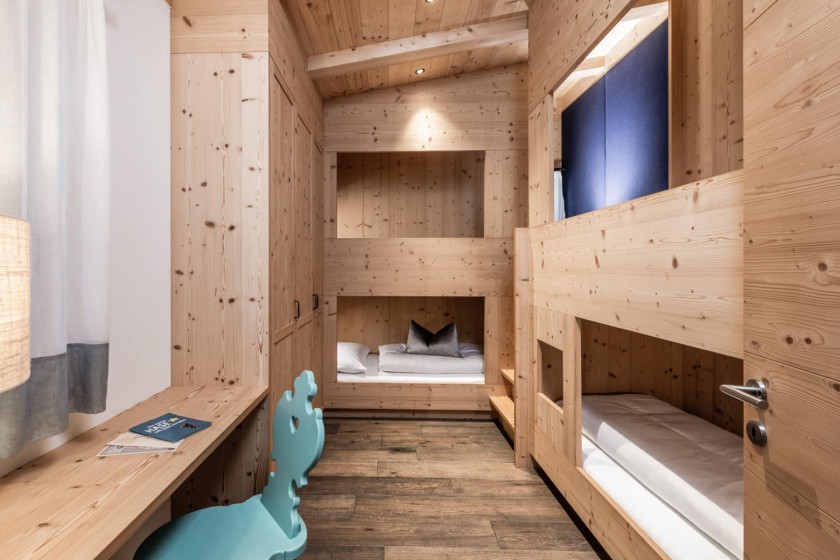 Kinderzimmer mit Stockbett und Einzelbett