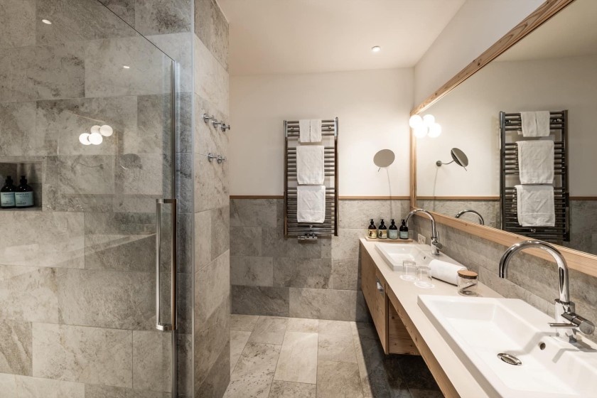 Badezimmer mit Dusche und Doppelwaschbecken