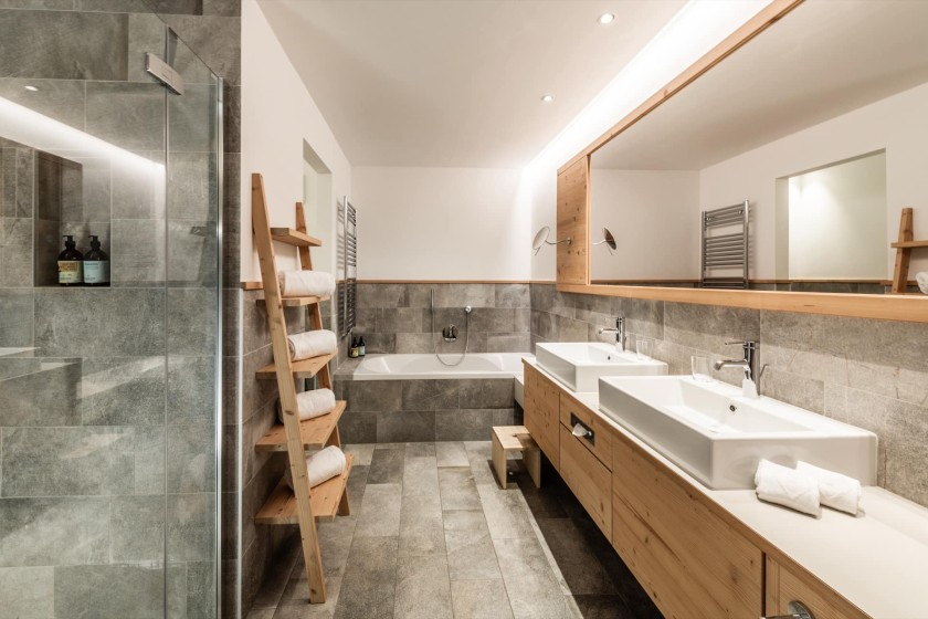 Badezimmer mit Badewanne und zwei Waschbecken