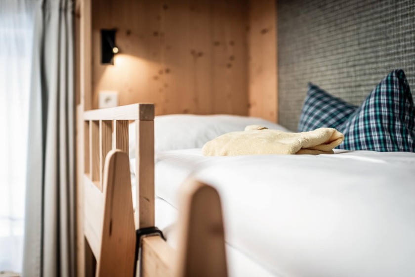 Stockbett mit Kissen und Bettdecke und kleiner Lampe