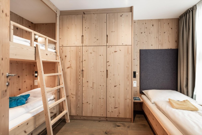 Stockbett und Kleiderschrank aus Holz
