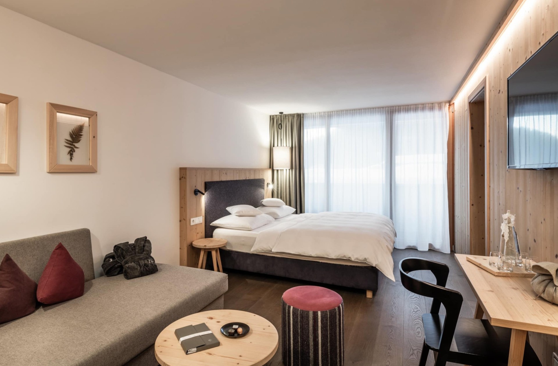 Familienzimmer Amethyst mit Doppelbett, Couch und Schreibtisch