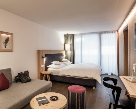 Familienzimmer Amethyst mit Doppelbett, Couch und Schreibtisch