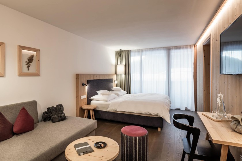 Familienzimmer Amethyst mit Doppelbett, Couch und Schreibtisch