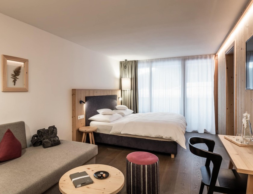 Familienzimmer Amethyst mit Doppelbett, Couch und Schreibtisch