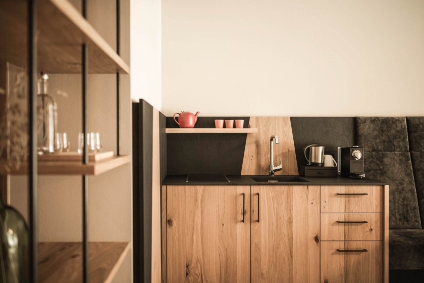 Kleine Küche mit Waschbecken und Wasserkocher