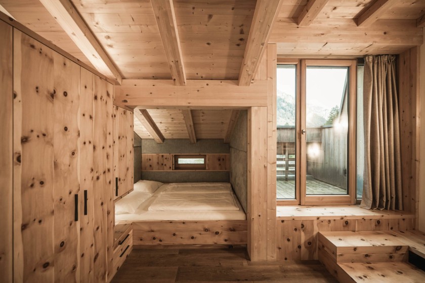 Doppelbett und Kleiderschrank aus Holz