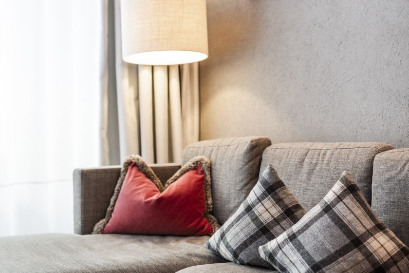 Couch mit rundem Tisch und Stehlampe