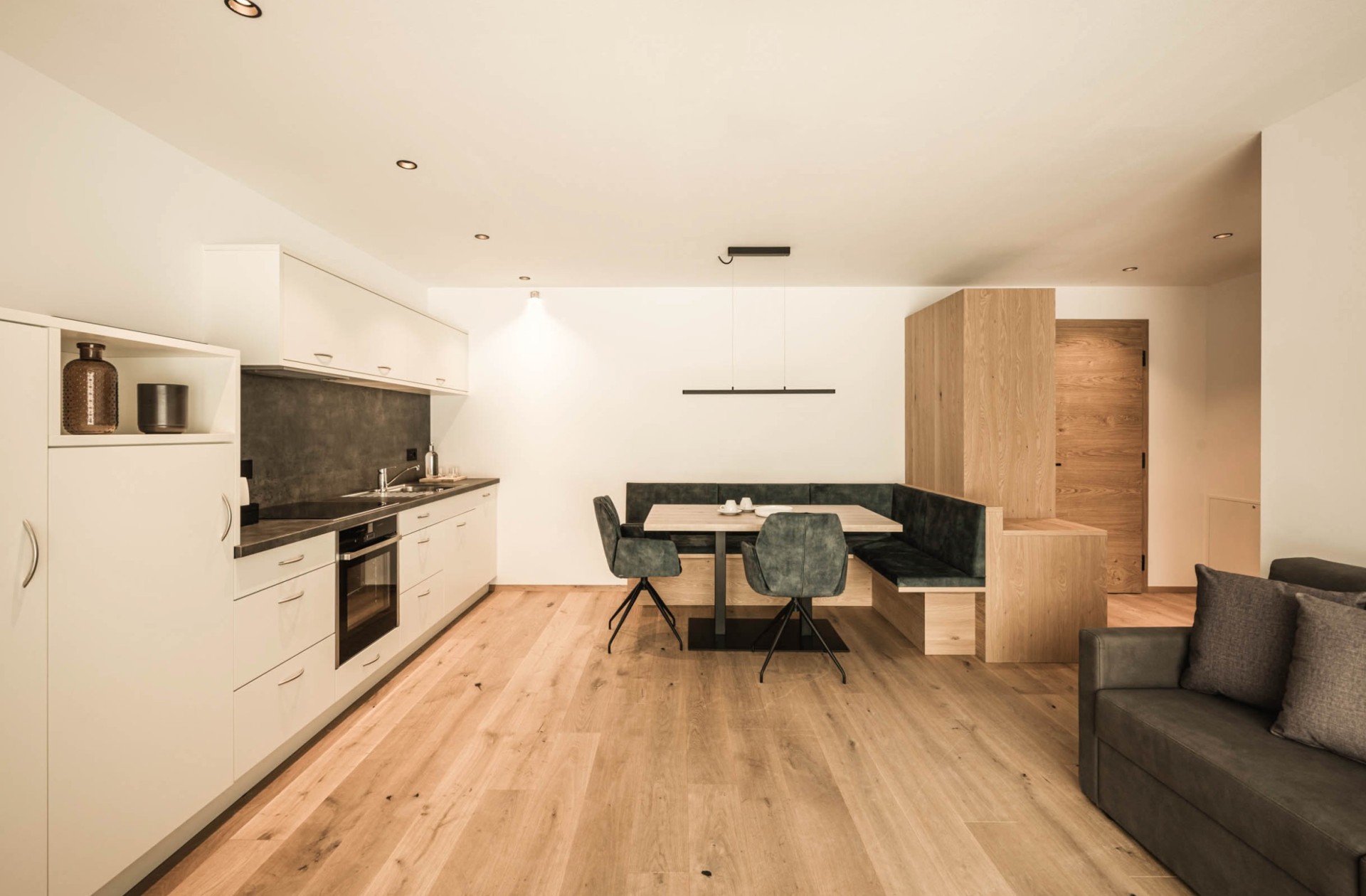 Familienzimmer Mondstein mit Küchentisch und großer Küche