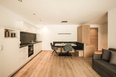 Familienzimmer Mondstein mit Küchentisch und großer Küche