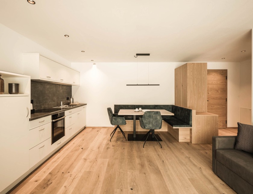 Familienzimmer Mondstein mit Küchentisch und großer Küche