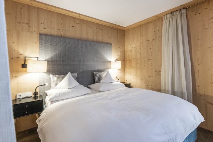 Doppelbett mit zwei kleinen Lampen