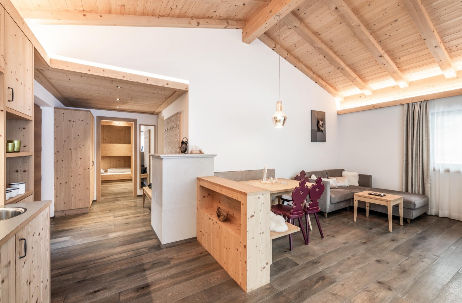 Blick ins Chalet mit Esstisch und Stühlen