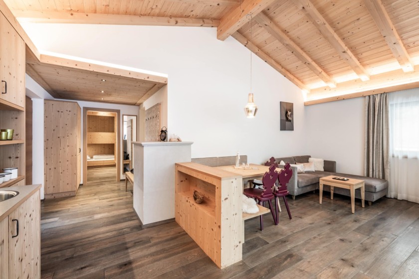 Blick ins Chalet mit Esstisch und Stühlen