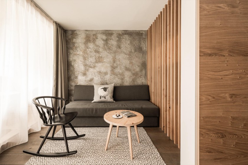 Couch mit Kinderstuhl und kleinen Tisch