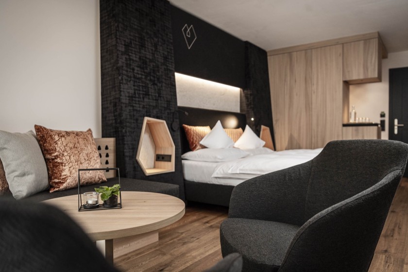 Doppelbett und ein kleiner runder Tisch mit 2 Stühlen