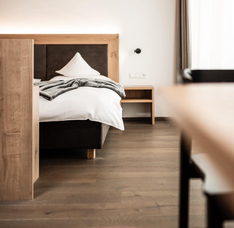 Zimmer mit Bett und Bettdecke