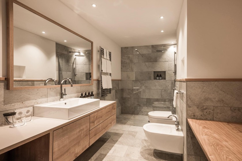 Badezimmer mit Dusche, Toilette und Waschbecken