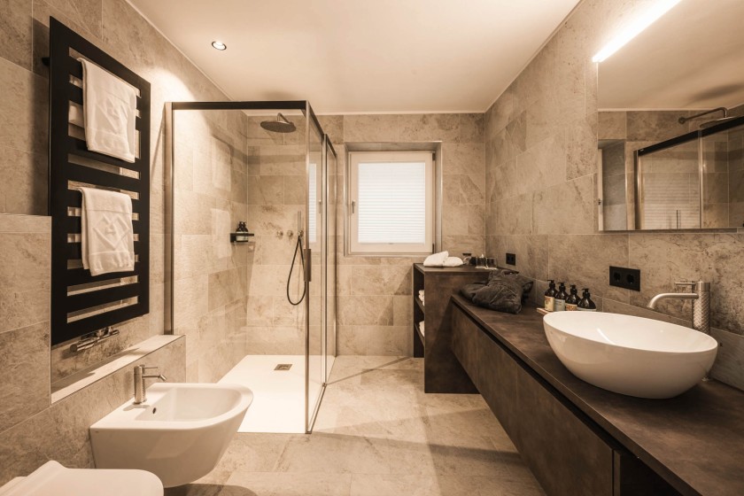 Badezimmer mit großer Dusche und Waschbecken