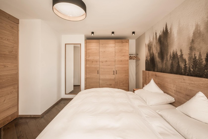 Doppelbett mit Kleiderschrank und Spiegel